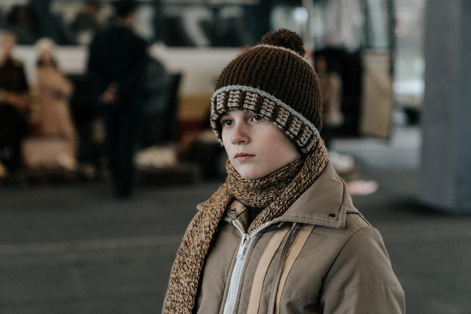 Chłopiec w czapce i zimowej kurtce